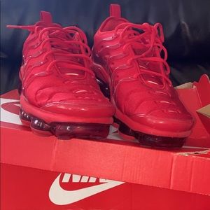 Nike vapormax plus triple red